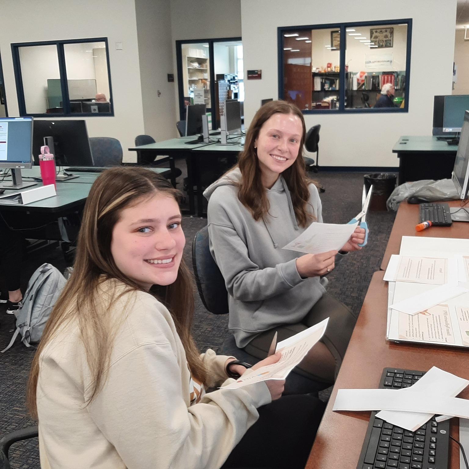 These WCC nursing students are working on a teaching poster project in WCC's 学习资源中心 today. They will present the project to Physical Therapist Assistant students. 

In addition to providing information resources to students and to the community, WCC's 学习资源中心 also provides space for students to work collaboratively. 

# # wythevillecommunitycollege团队合作

博彩平台网址大全 
在这里开始. 成为一名护士. 
在这里开始. 成为一名物理治疗师助理.